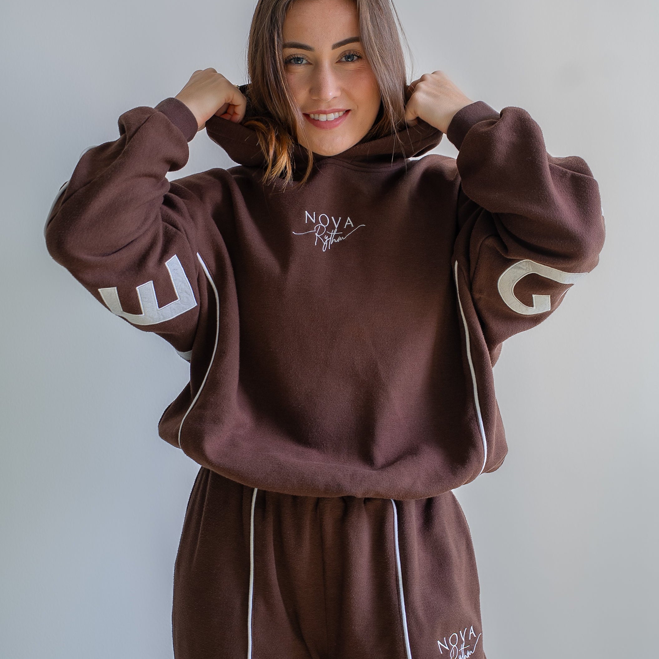 gymnaste portant un pull pour la gymnastique rythmique