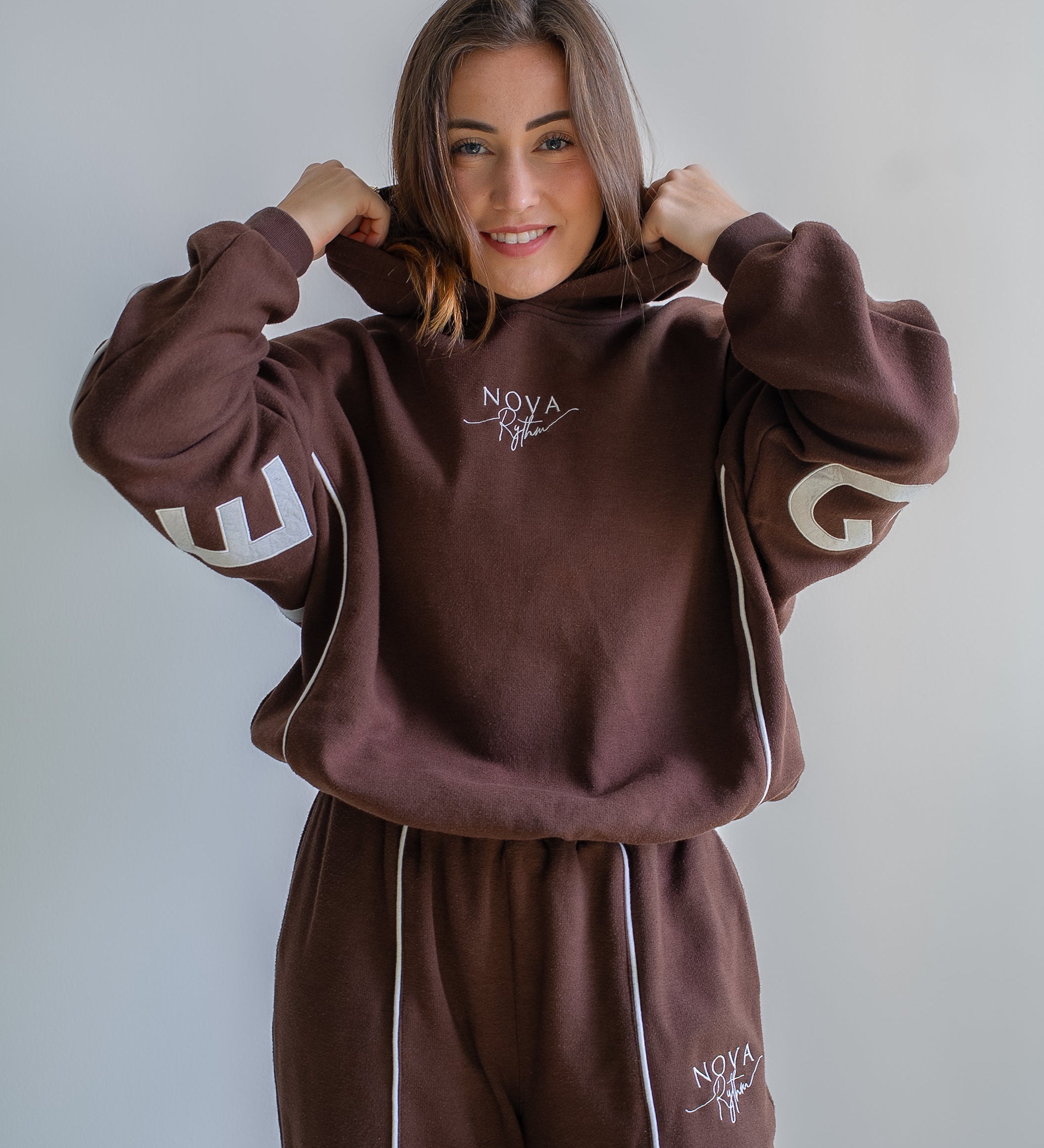gymnaste portant un pull pour la gymnastique rythmique
