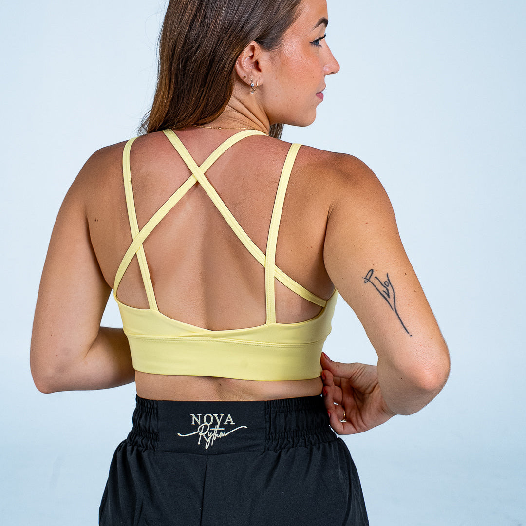 Gymnaste portant une brassiere novarythm pour l'entrainement de gymnastique rythmique