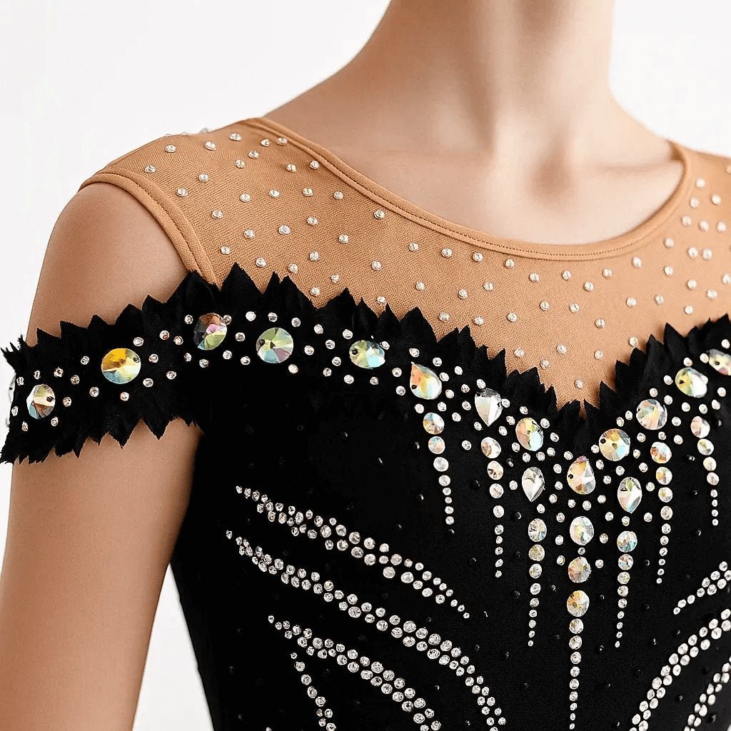 Justaucorps de gymnastique rythmique noir avec empiècement chair, strass argentés et motifs graphiques élégants