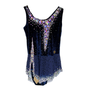 Justaucorps de gymnastique rythmique bleu marine velours sans manches avec encolure ornée de pierres irisées et jupette mesh