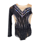 Justaucorps de gymnastique rythmique noir à manches asymétriques avec décolleté en coeur, pierres taillées irisées et bas vaporeux mesh