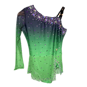 Justaucorps de gymnastique rythmique en dégradé bleu marine et vert pomme à manches asymétriques avec strass cristal AB et roses, jupette dégradée