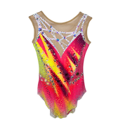 Justaucorps de gymnastique rythmique rose et rouge sans manches avec dégradé jaune et flammes diagonales, décolleté tressé et strass