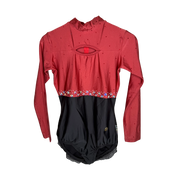 Justaucorps de gymnastique rythmique buste rouge bordeaux et bas noir à manches longues avec col montant et fente décolletée