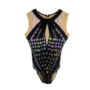 Justaucorps de gymnastique rythmique noir sans manches avec mesh chair aux épaules, strass rectangulaires irisés multicolores et découpe centrale