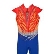 Académique de gymnastique rythmique avec buste rouge corail et orange et jambes longues bleu roi, manches courtes, motif flammes et ceinture argentée