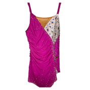 Justaucorps de gymnastique rythmique rose magenta sans manches avec drapé asymétrique, panneau blanc à pierres irisées et fines bretelles