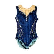 Justaucorps de gymnastique rythmique en velours bleu marine sans manches avec décolleté illusion, strass cristal AB et jupe à pétales bicolores bleu marine et bleu clair