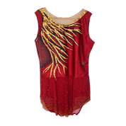 Justaucorps de gymnastique rythmique rouge bordeaux sans manches avec motif plumes dorées et noires en strass et jupette fluide