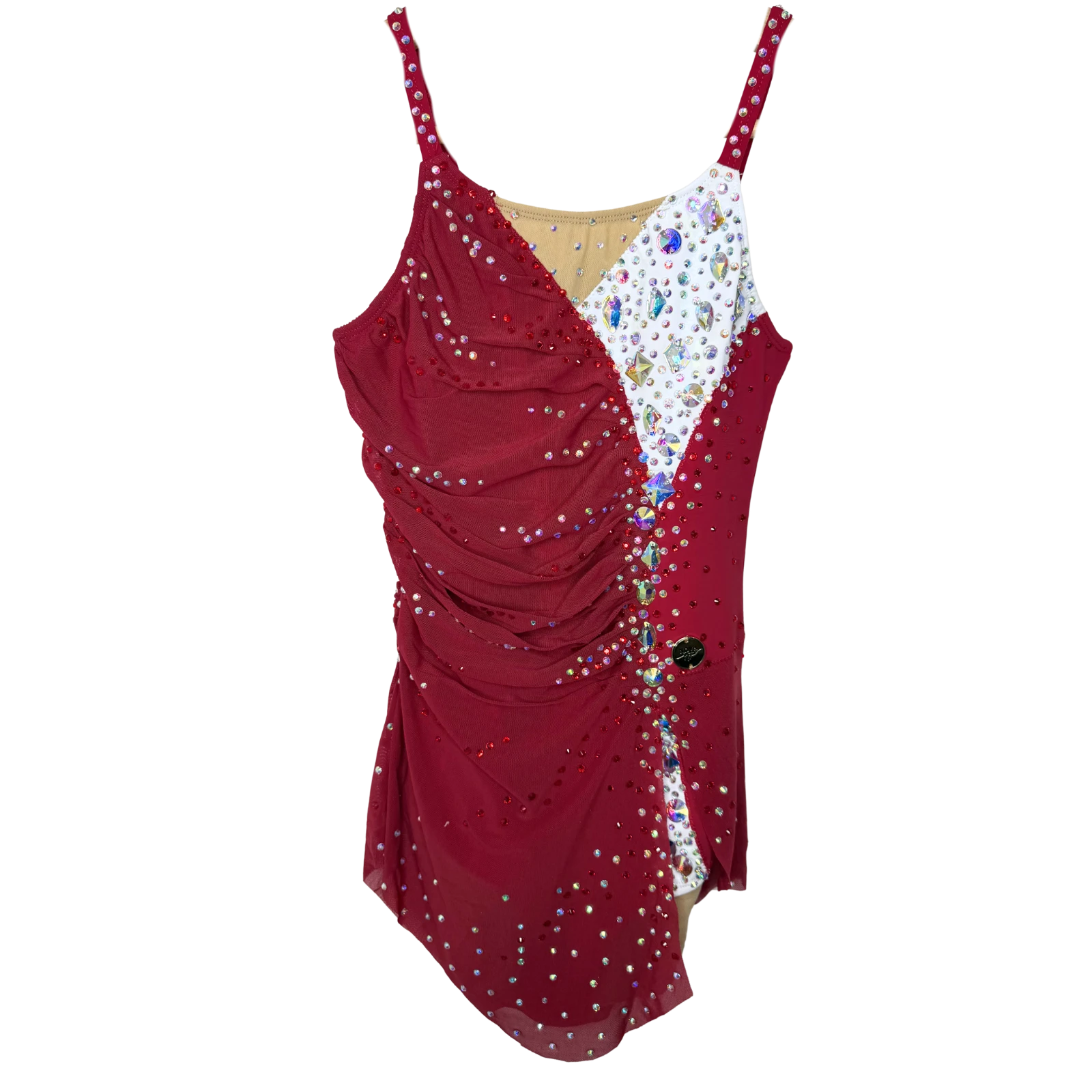 Justaucorps de gymnastique rythmique rouge bordeaux à fines bretelles avec drapé asymétrique, panneau blanc à pierres taillées irisées et strass cristal AB