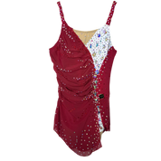 Justaucorps de gymnastique rythmique rouge bordeaux à fines bretelles avec drapé asymétrique, panneau blanc à pierres taillées irisées et strass cristal AB