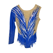 Justaucorps de gymnastique rythmique bleu roi à manches asymétriques avec motif central rayonnant en strass cristal AB et bleus, jupette à pointes
