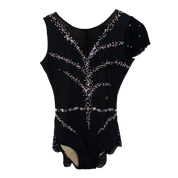 Justaucorps de gymnastique rythmique noir à manches asymétriques avec motif chevrons en strass cristal AB, ceinture en pierres irisées