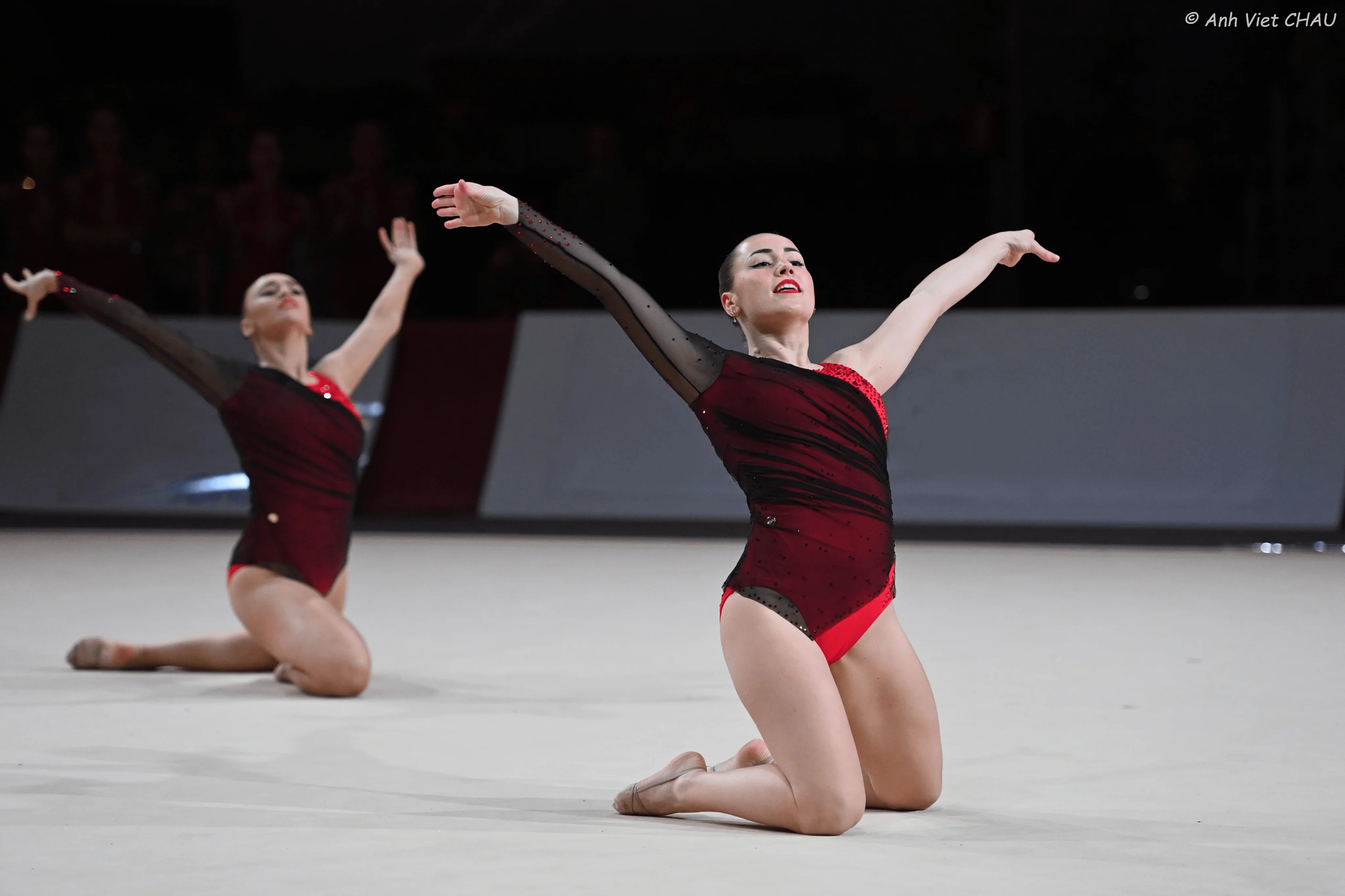 Gymnaste portant un justaucorps GRS NovaRythm lors d’un passage en gymnastique rythmique